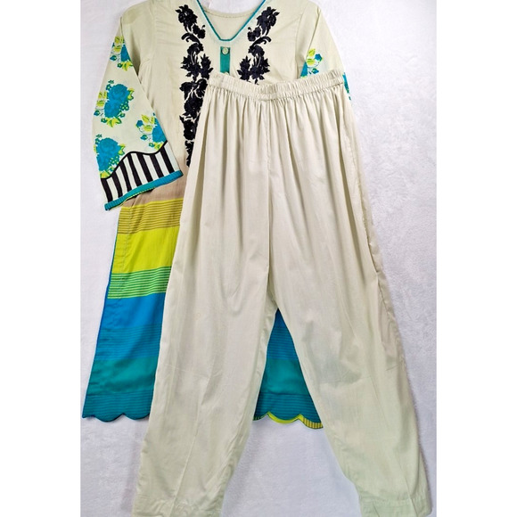 Charizma Embroidered Lawn Collection D#12-B 3-Piece Size XS - Picture 4 of 6